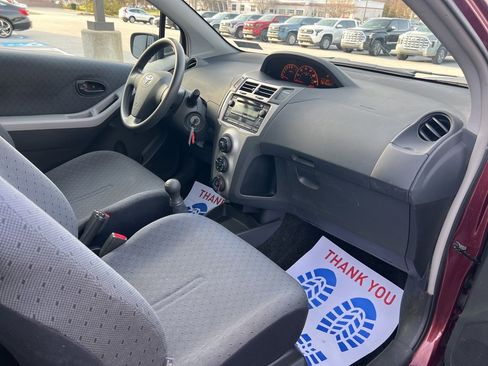 Used 2010 Toyota Yaris 2-Door Hatchback image 36