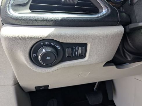 Used 2023 Chrysler Pacifica Limited FWD image 20