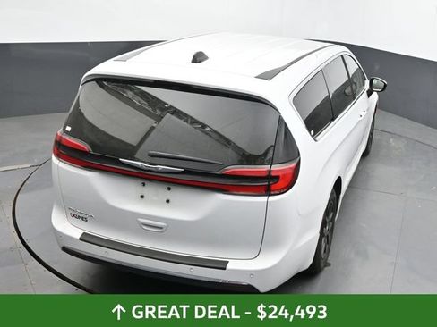 Used 2024 Chrysler Pacifica Touring-L FWD image 37