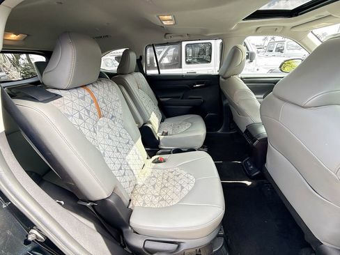 Used 2023 Toyota Highlander Bronze Edition FWD image 32