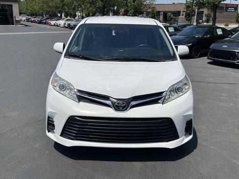Used 2018 Toyota Sienna LE w/ Carpet Mat Package FWD image 3