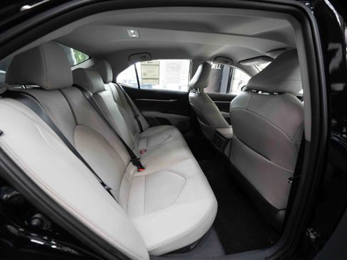 Used 2021 Toyota Camry XLE FWD image 24