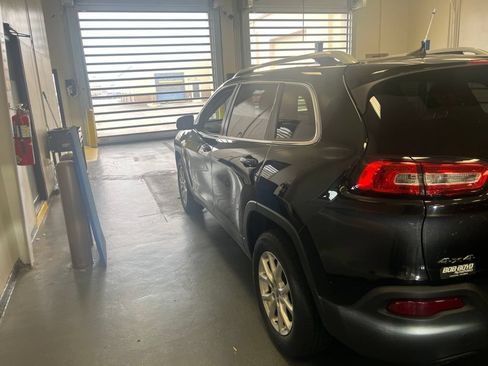 Used 2016 Jeep Cherokee Latitude AWD/4WD image 14
