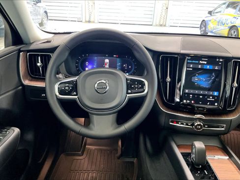 Used 2024 Volvo XC60 B5 Plus image 17