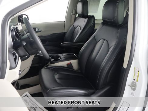 Used 2024 Chrysler Pacifica Touring-L image 7