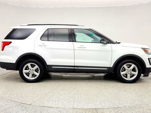Used 2017 Ford Explorer XLT w/ Equipment Group 202A image 3