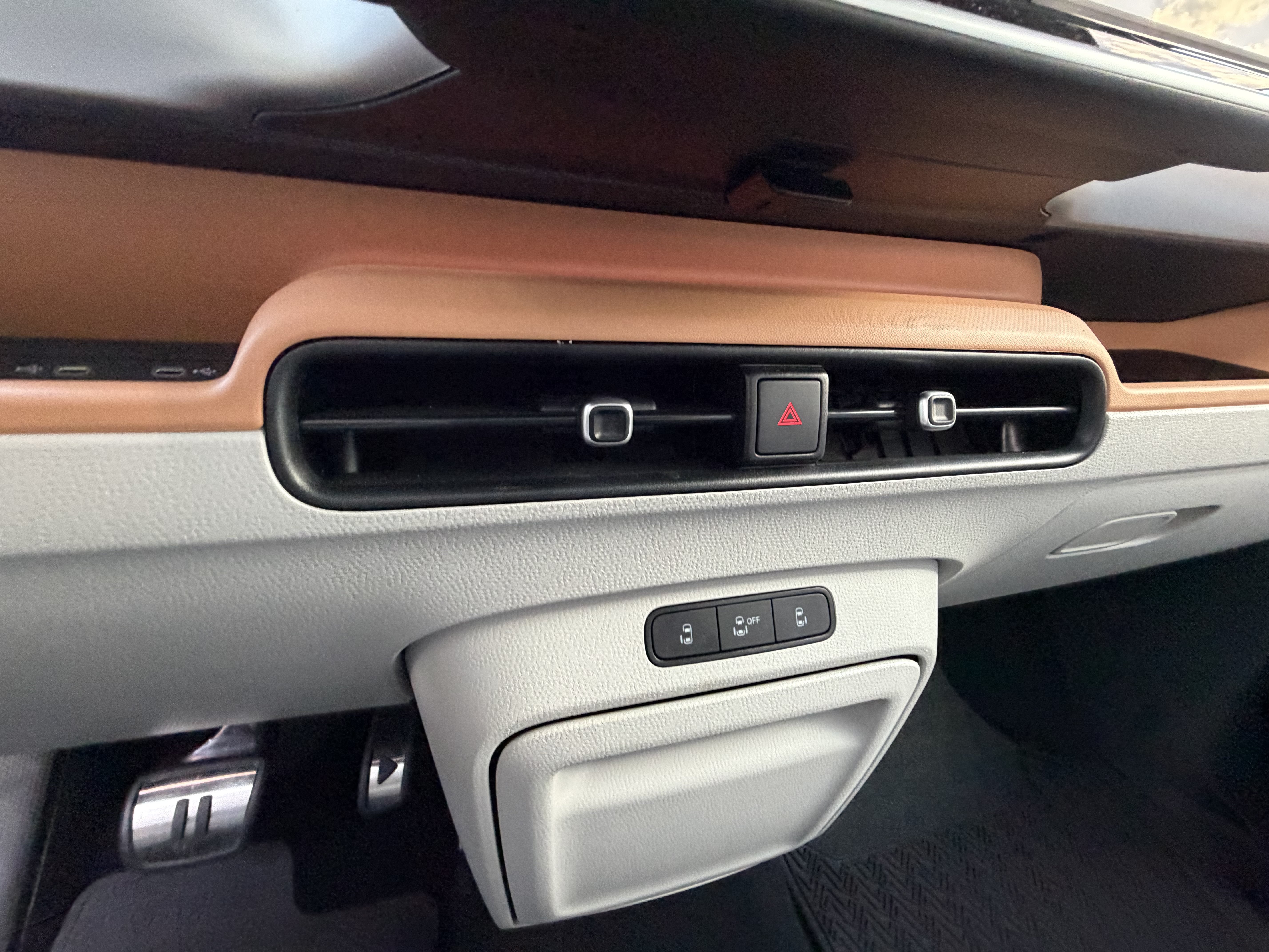 Used 2025 Volkswagen ID. Buzz 1st Edition AWD/4WD image 34