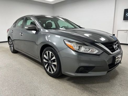 Used 2017 Nissan Altima 2.5 SL w/ Moonroof Package FWD image 2