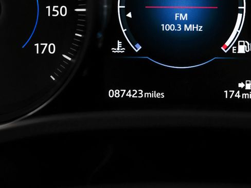 Used 2018 Jaguar F-PACE Premium image 15