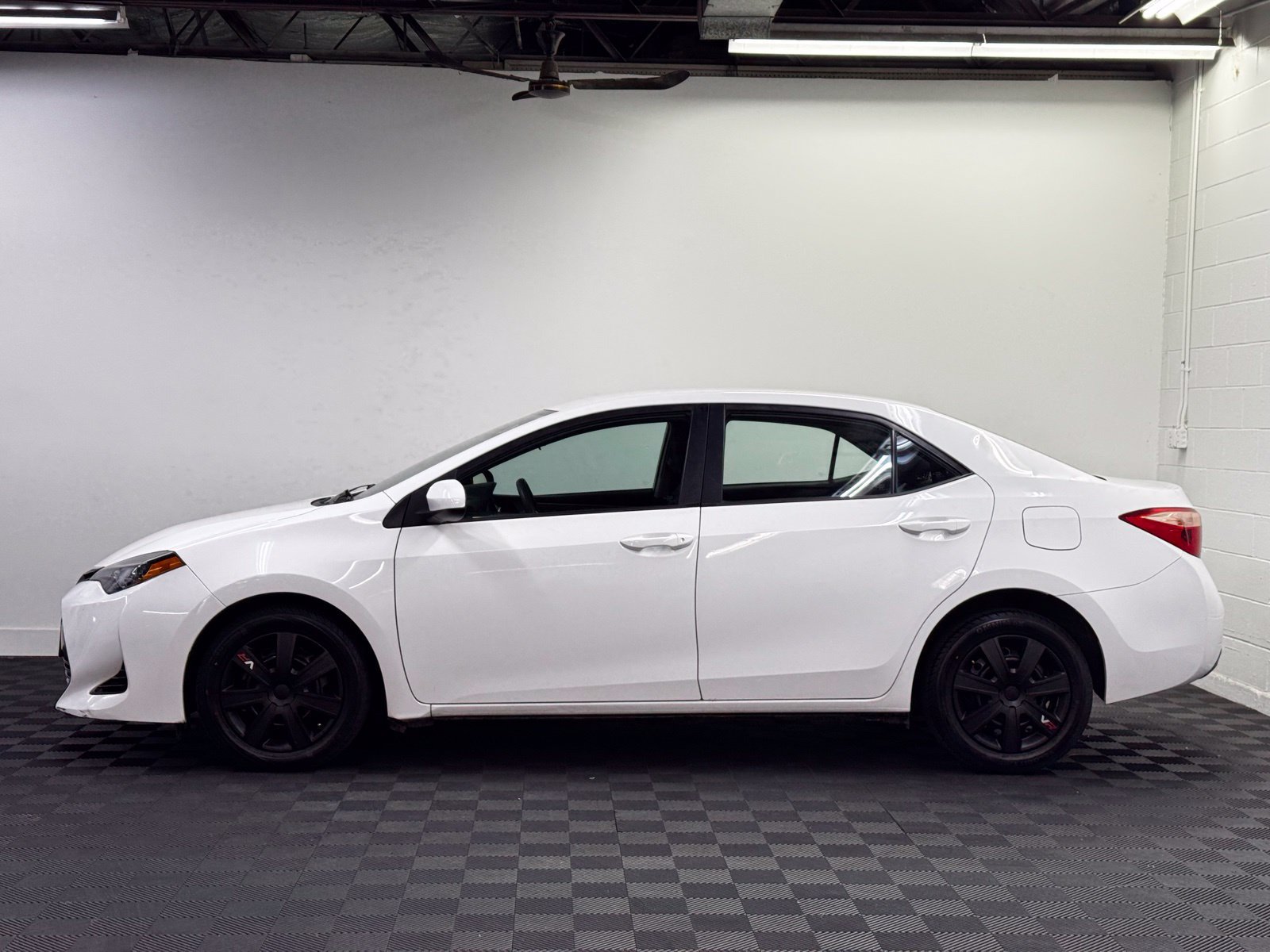 Used 2019 Toyota Corolla LE FWD image 3