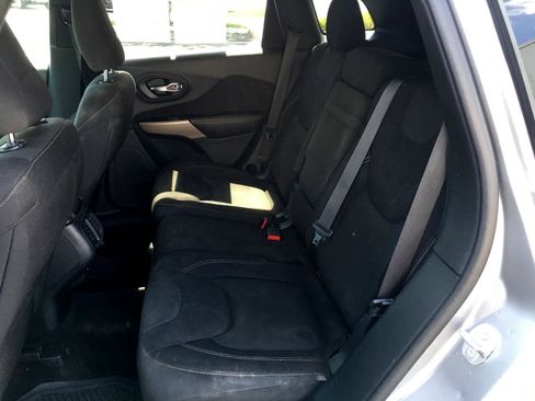 Used 2017 Jeep Cherokee Latitude w/ Safety/Convenience Group image 20