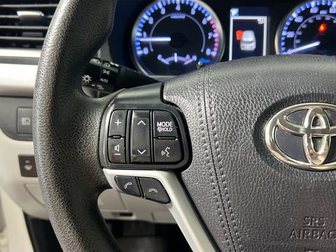 Used 2019 Toyota Highlander LE FWD image 18