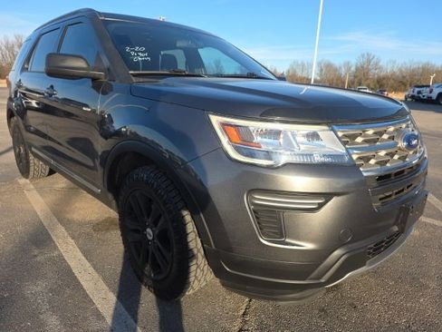 Used 2018 Ford Explorer XLT image 1