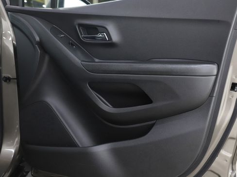 Used 2021 Chevrolet Trax LT image 9