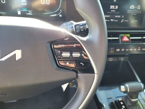 Used 2025 Kia Niro LX image 21