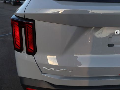 Used 2025 Kia Sorento S image 29