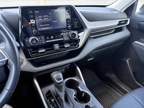 Used 2022 Toyota Highlander XLE AWD/4WD image 9