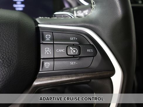 Used 2023 Jeep Grand Cherokee Limited w/ Black Appearance Package image 5