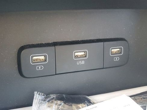 Used 2022 Kia Carnival LX image 27