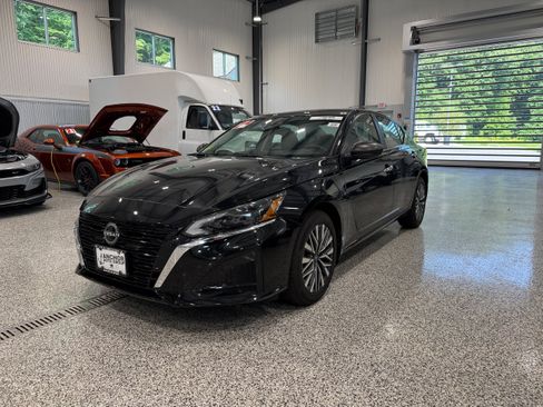 Used 2024 Nissan Altima 2.5 SV AWD/4WD image 1