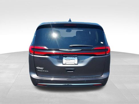 Used 2023 Chrysler Pacifica Touring-L FWD image 4
