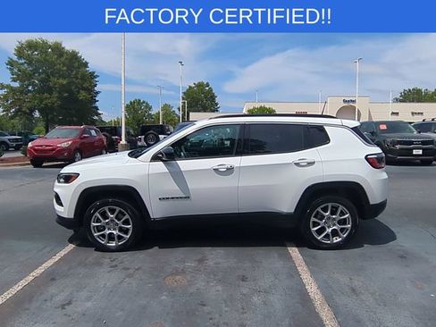 Used 2023 Jeep Compass Latitude w/ Sun and Sound Group AWD/4WD image 2