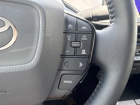 Used 2024 Toyota Prius XLE FWD image 9
