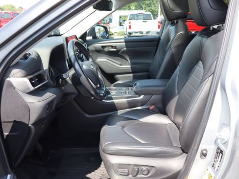 Used 2022 Toyota Highlander XLE AWD/4WD image 4