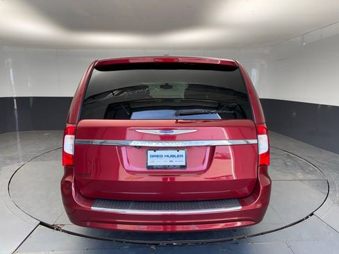Used 2016 Chrysler Town & Country Touring-L image 11