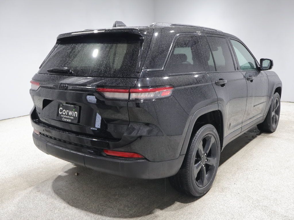 Used 2023 Jeep Grand Cherokee Altitude AWD/4WD image 2