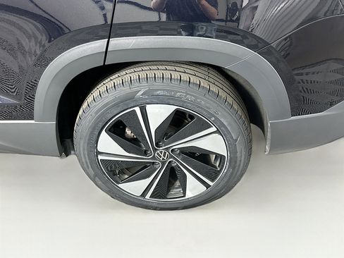 Used 2025 Volkswagen Taos SE image 11