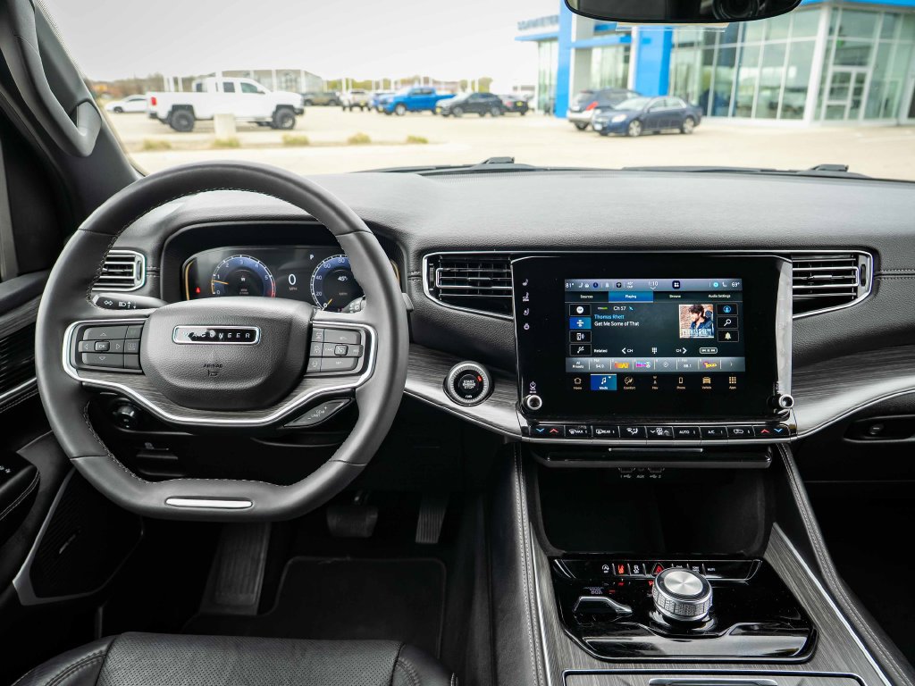 Used 2023 Jeep Wagoneer L Series II AWD/4WD image 31