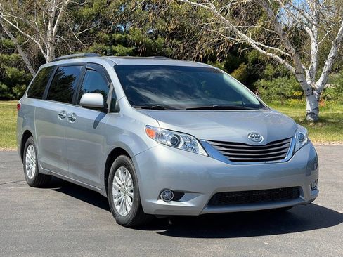 Used 2015 Toyota Sienna XLE FWD image 1