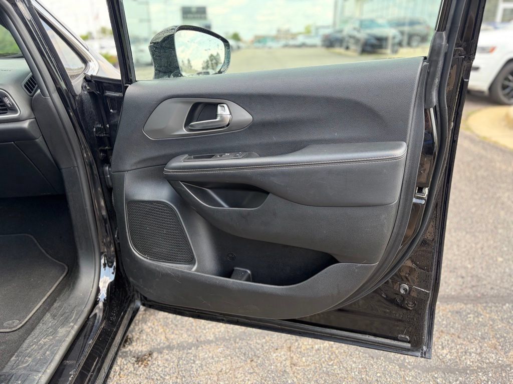 Certified 2025 Chrysler Pacifica Select FWD image 16
