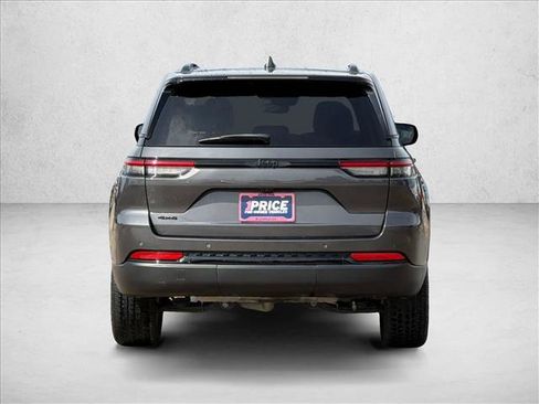 Used 2022 Jeep Grand Cherokee Altitude AWD/4WD image 7
