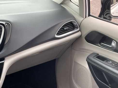 Used 2024 Chrysler Pacifica Touring-L FWD image 18