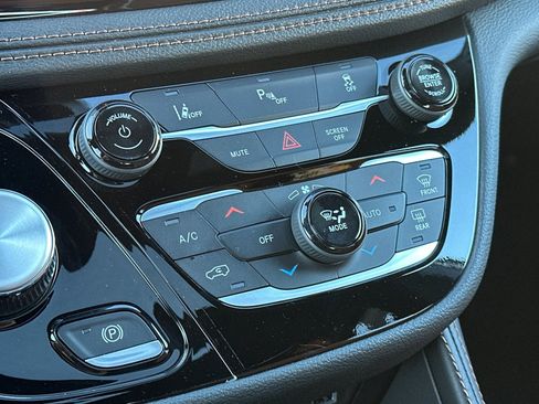 New 2026 Chrysler Pacifica Pinnacle image 23