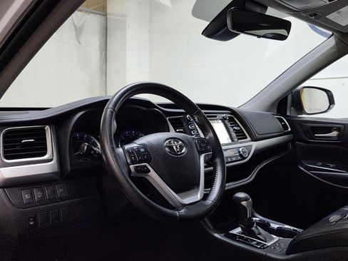 Used 2019 Toyota Highlander XLE AWD/4WD image 12