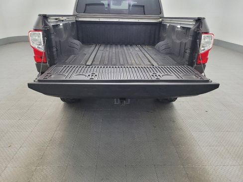 Used 2018 Nissan Titan SL image 29