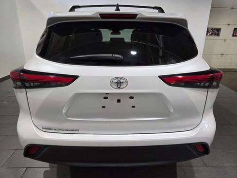 Used 2023 Toyota Highlander L FWD image 4