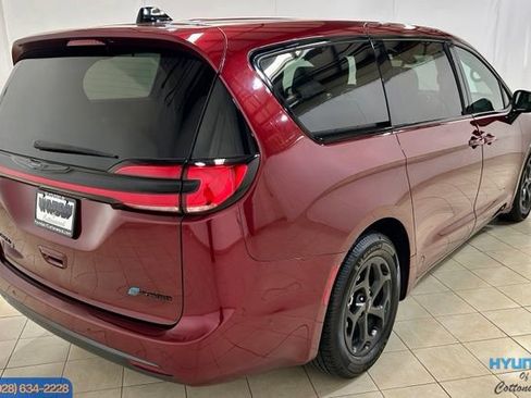 Used 2023 Chrysler Pacifica Limited w/ Uconnect Theater Family Group FWD image 5