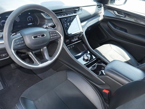 Used 2023 Jeep Grand Cherokee Altitude image 17