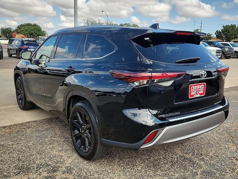 Used 2024 Toyota Highlander Platinum FWD image 2