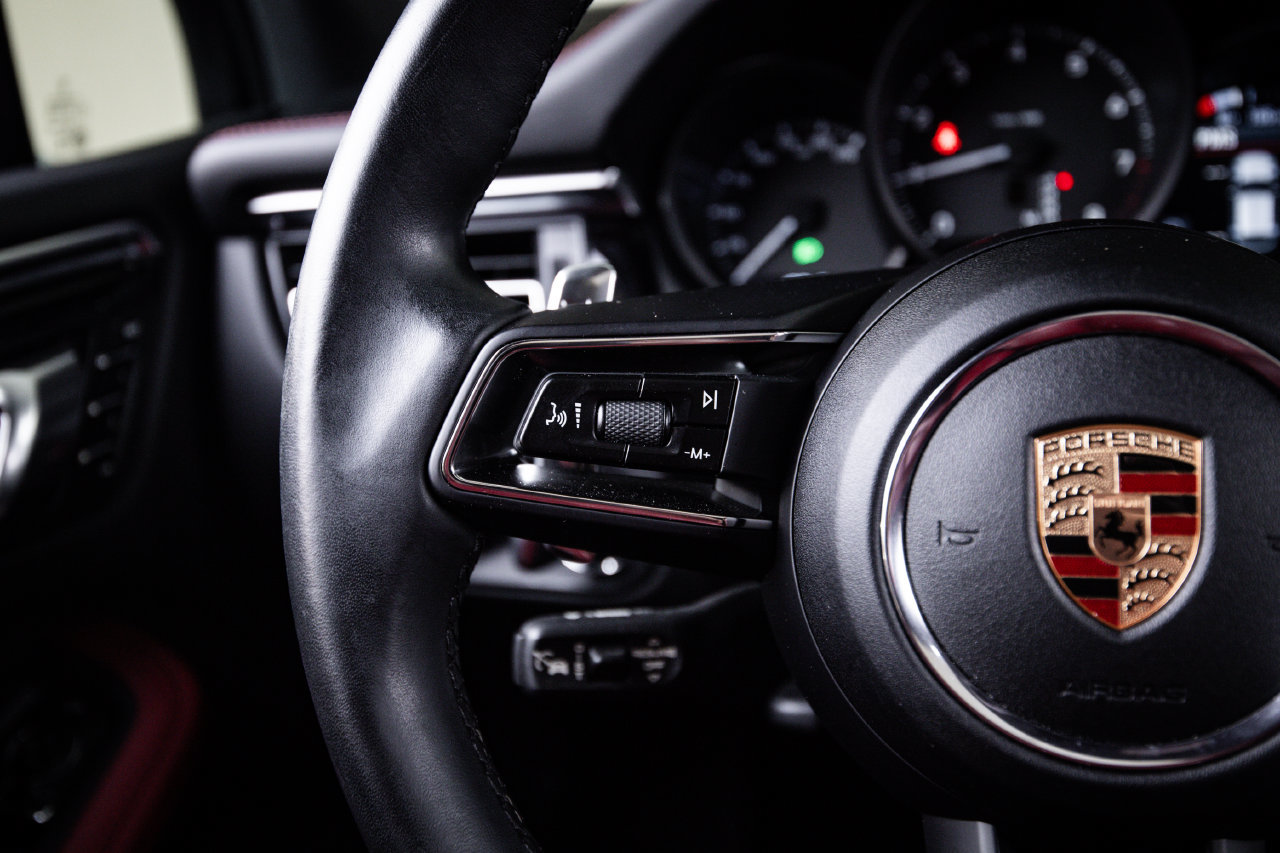 Certified 2024 Porsche Macan AWD/4WD image 17