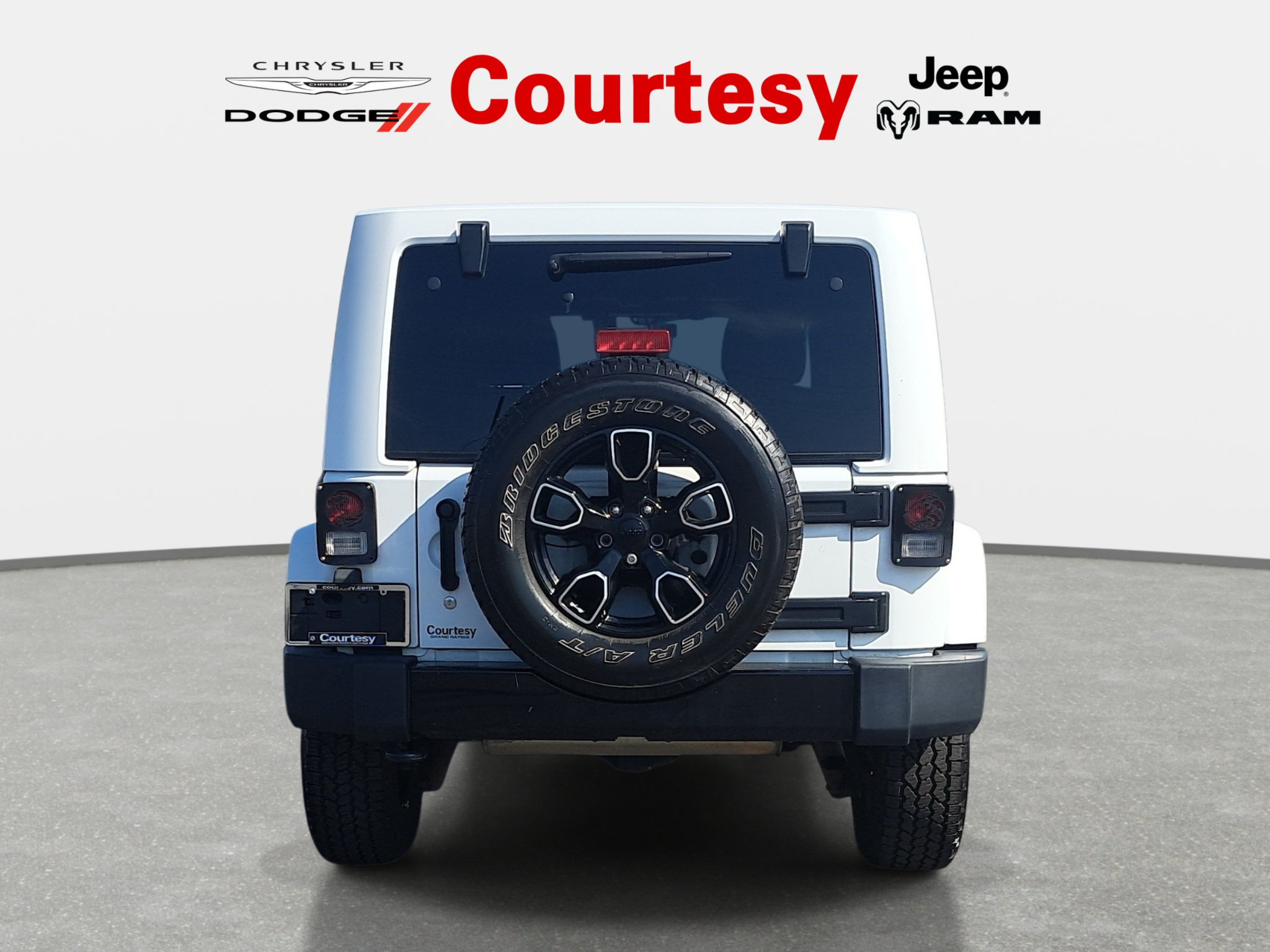 Used 2018 Jeep Wrangler Unlimited Sahara w/ Dual Top Group AWD/4WD image 5