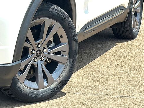 Used 2022 Ford Explorer XLT w/ Equipment Group 202A RWD image 3