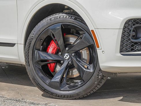 Used 2023 Bentley Bentayga image 2