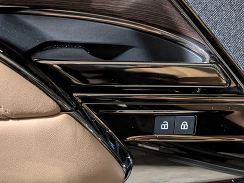 Used 2024 Land Rover Range Rover Sport SE image 18