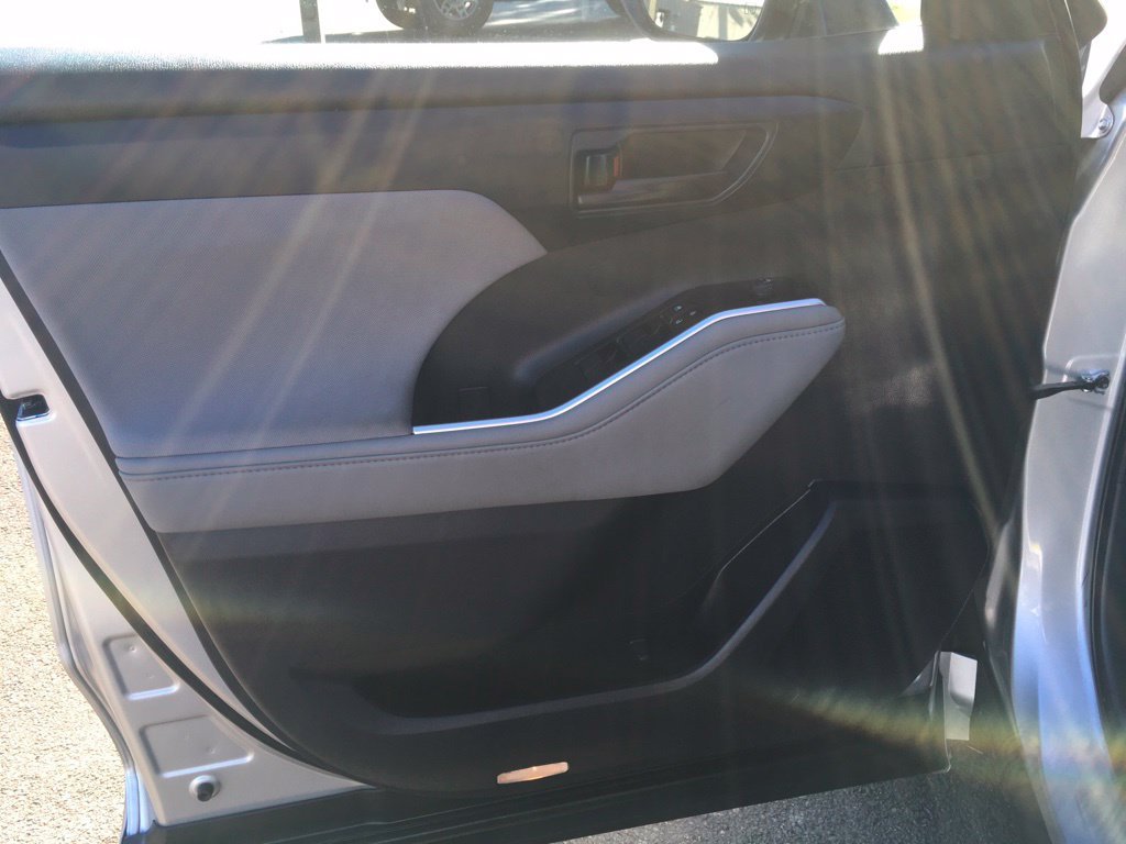Used 2023 Toyota Highlander L FWD image 18