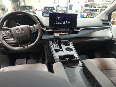 Used 2026 Toyota Sienna LE image 12